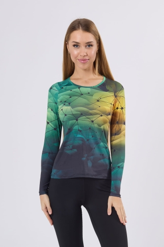 Młoda modelka ubrana w koszulkę sportową longsleeve fason VKDRd-102, dopasowaną,  z grafiką 4001 przechodząca gradientowo od ciemnej do jasnej zieleni i delikatnego żółtego, na tle geometryczny motyw przypominający siatkę połączeń, materiał sportowy.jpg
