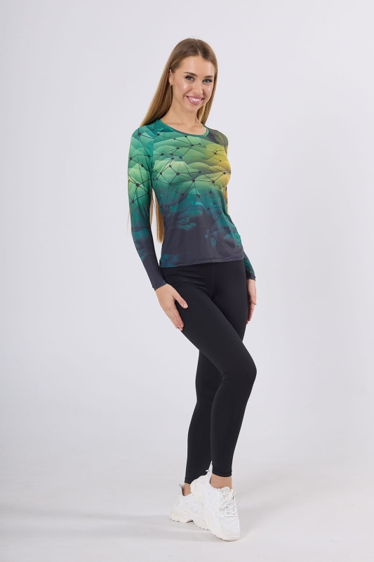 Modelka w stroju sportowym, longsleeve fason VKDRd-102 grafika 4001 i długie czarne przylegajace leginsy, ksozulka tło przechodzące od ciemnej do jaśniejszej zieleni z delikatnym żółtym, na tle czarny siatkowy wzór przypominający sieć połączeń.jpg