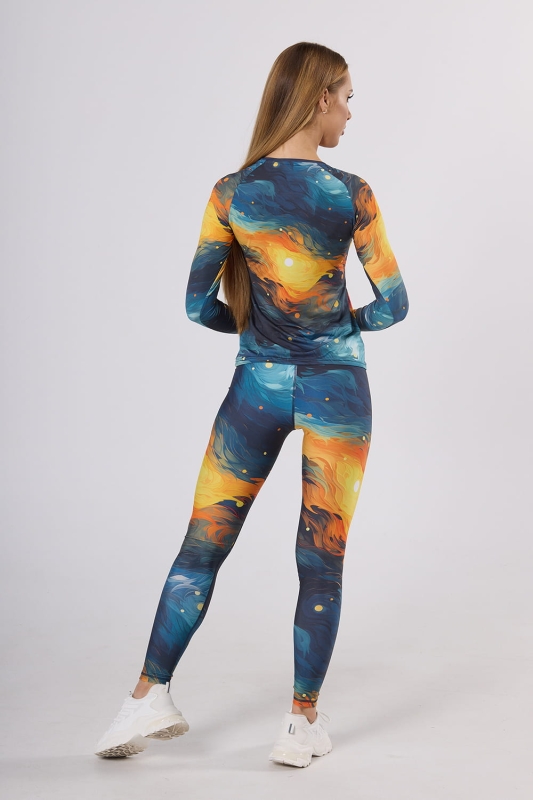 Stylizacja z grafiką 4004 pokazana na modelce od tyłu, longsleeve fason VKDRd-102 i leginsy długie VSD-13, grafika o intensywnych barwach, impresjonistyczna, odzież z materiałów sportowych, oddychających.jpg