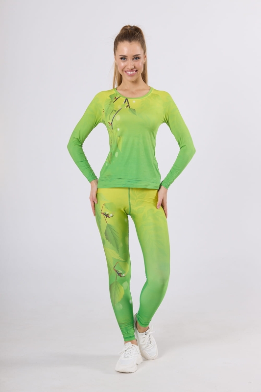 Na modelce pokazany longsleeve VKDRD-102 wraz z długimi leginsami VSD-13, odzież z tą samą grafiką zieloną Fresh Leaves 0100, może tworzyć komplet, materiały sportowe techniczne oddychające, polska produkcja.jpg