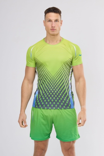 Model w koszulce sportowe fason VKT-70-sub z grafiką 4010, raglanowe wszycie rękawów, tło jasna neonowa zieleń, grafitowe pasy które przechodzą w romboidalny układ siatki, po bokach niebieskie wstawki, na rękawach biało-niebieskie falki.jpg