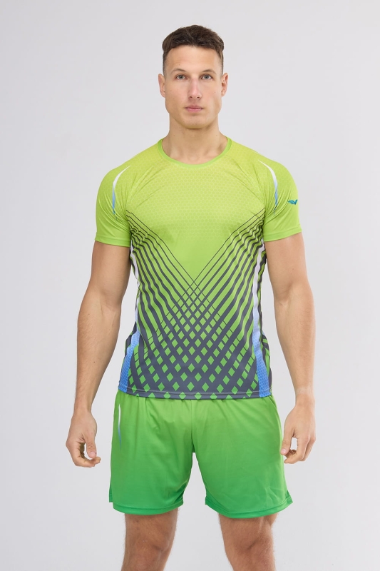 Model w koszulce sportowe fason VKT-70-sub z grafiką 4010, raglanowe wszycie rękawów, tło jasna neonowa zieleń, grafitowe pasy które przechodzą w romboidalny układ siatki, po bokach niebieskie wstawki, na rękawach biało-niebieskie falki.jpg