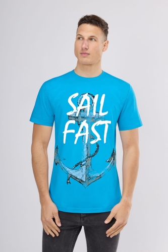 Model w koszulce żeglarskiej męskiej z krótkim rękawem, niebieskiej z napisem Sail Fast i z kotwicą, fason VKT-1-sub.jpg