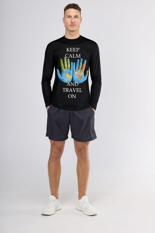 Model w longsleeve czarnym fason VKDRM-1-sub, nadruk z przodu metodą sublimacji - na dłoniach mapa grafika 0038 i napis Keep Calm and travel on.jpg