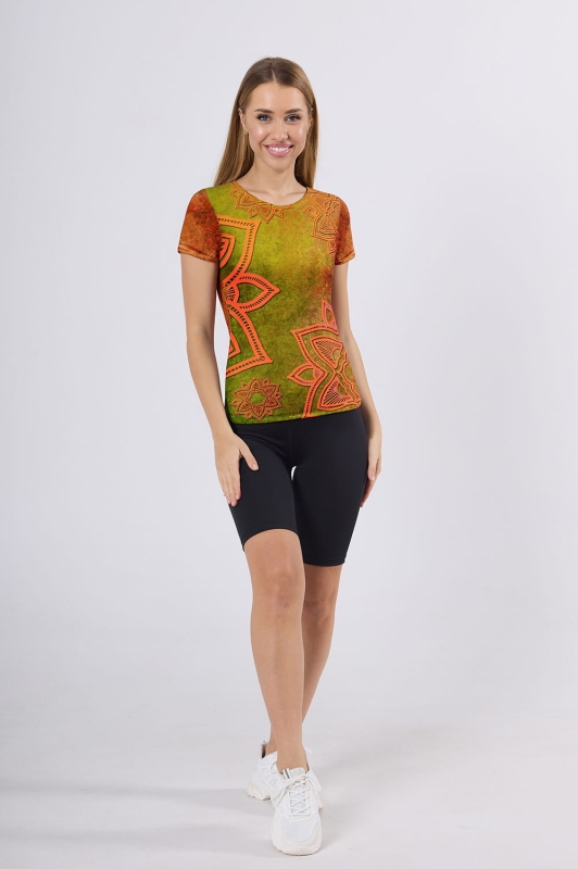 Modelka w koszulce sportowej z krótkim rękawem grafika Mandala 0096 w odcieniach pomarańczowych, fason koszulki VKD-2, delikatnie taliowana, w stylizacji z czarnymi leginsami przed kolanko, marka Ventus.jpg