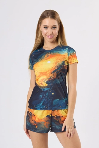 Modelka w koszulce sportowej w intensywnych barwach, nadruk metoda sublimacji, fason VKD-2 grafika 4004, koszulka z krótkim rękawem, delikatnie taliowana w stylizacji z krótkimi spodenkami z taka sama grafiką Ventus.jpg