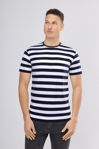 Model w żeglarskiej koszulce w paski biało granatowe, krótki rękaw, fason VKT-50, kolekcja Ventus, bawełniana koszulka.jpg