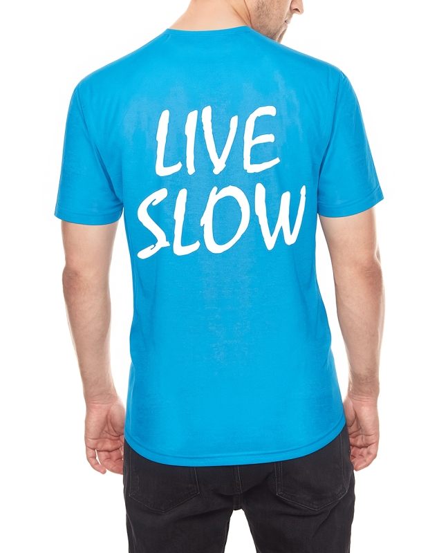 Model stojący tyłem w niebieskiej żeglarskiej koszulce, z białym napisem Live Slow, fason  VKT-1 Ventus.jpg