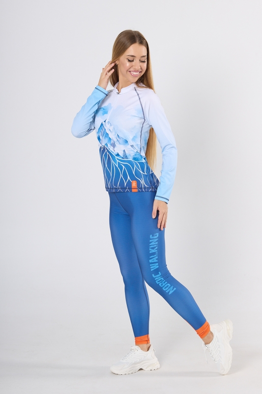 Modelka w kolekcji do Nordic Walkingu w Longsleeve z górską grafiką w odcieniach niebieskim i białym, oraz z długimi leginsami niebieskimi, tworzącymi komplet Grafika 4003 Nordic Walking Ventus.jpg