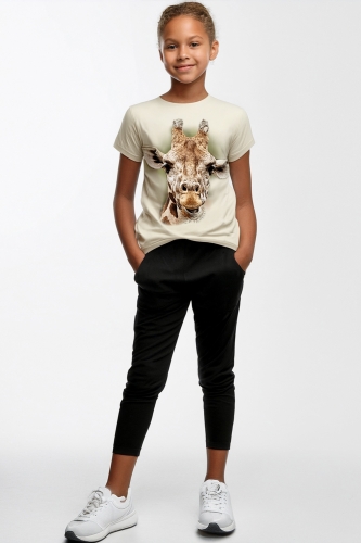 Dziewczynka w koszulce z krótkim rękawem beżowej z nadrukiem Żyrafy, fason VKTJ-1A, fason unisex, marka Ventus.jpg