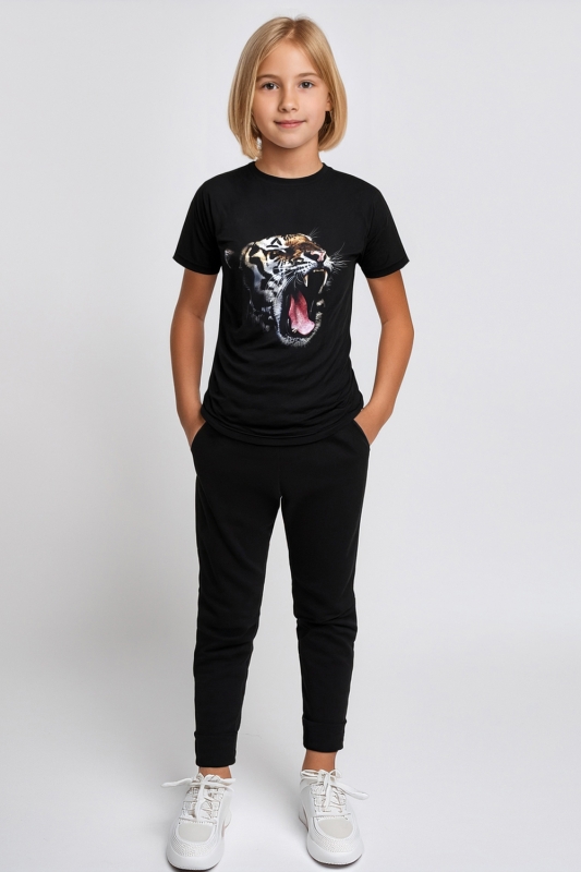 Dziewczynka w czarnej koszulce z krótkim rękawem z tygrysem, fason unisex VKTJ-1A Ventus.jpg