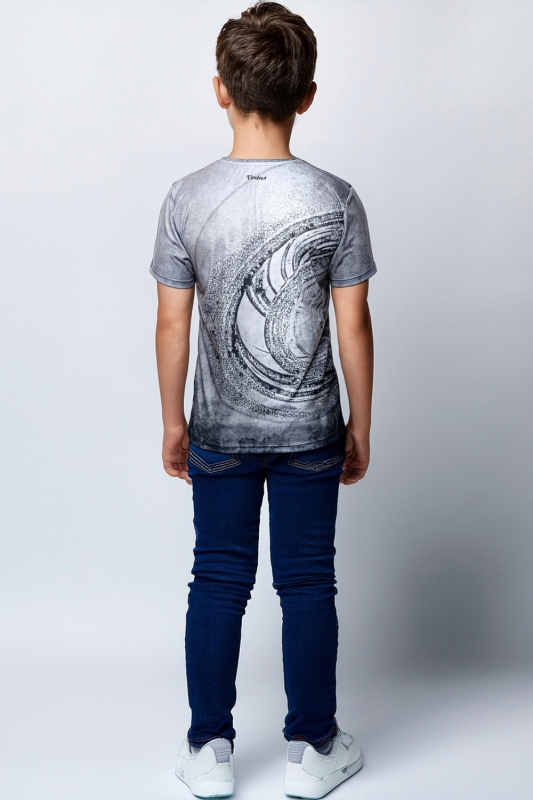 Chłopiec stojący tyłem w szarej koszulce z krótkim rękawem, z  grafiką przedniego koła od motoru, fason  VKTJ-1A Ventus.jpg