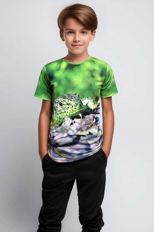 Chłopiec w koszulce t-shirt z Jaszczurką, fason unisex, intensywna zieleń, fason koszulki VKTJ-1A Ventus.jpg