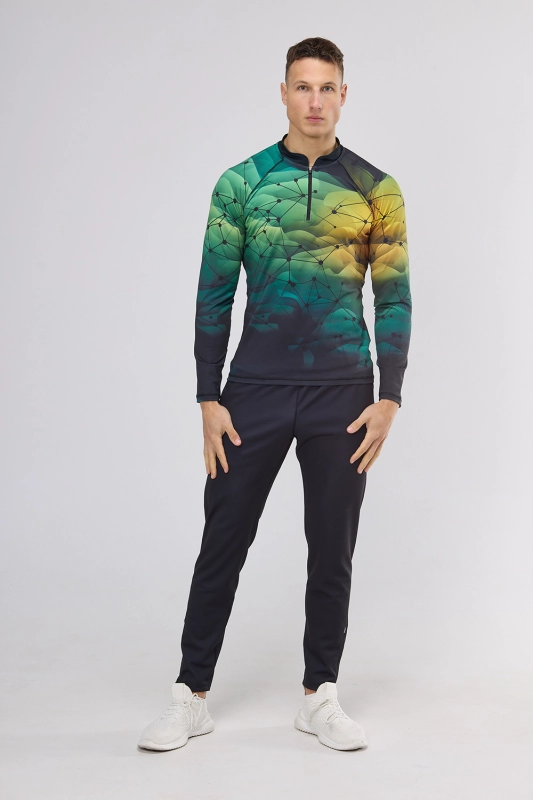 Model w longsleeve fason VKDRm-104 ZIP, zamek 1/3, delikatna stójka, długi rękaw, w barwach zieleni i żółtego z delikatną czarną siatką, w stylizacji z długimi czarnymi spodniami sportowymi, nowoczesna sportowa grafika Ventus.jpg