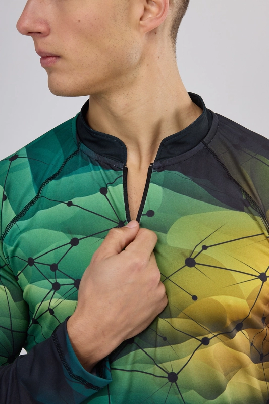 Zbliżenie na longsleeve męski fason VKDRm-104 ZIP, zamek 1/3, delikatna stójka, długi rękaw, w barwach zieleni i żółtego z delikatną czarną siatką, nowoczesna sportowa grafika Ventus.jpg