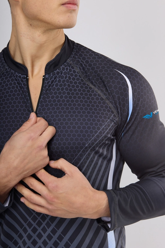 Zbliżenie na longsleeve męski fason VKDRm-104 Longsleeve ZIP sport czarny 4008 Ventus Sport zapinany na krótki zamek, niska stójka, odzież sportowa.jpg