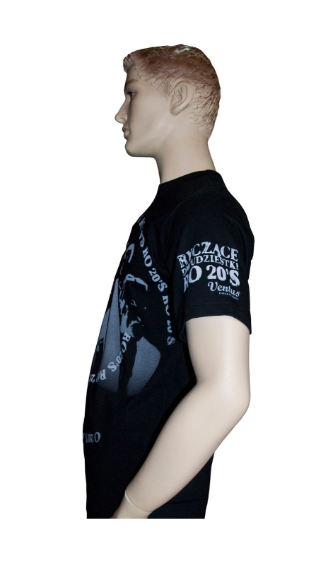 Koszulka T-shirt pokazana od lewego boku męska czarna T-shirt z nadrukiem Ryczące Dwudziestki & Ventus fason VKT-1, krótki rękaw.jpg