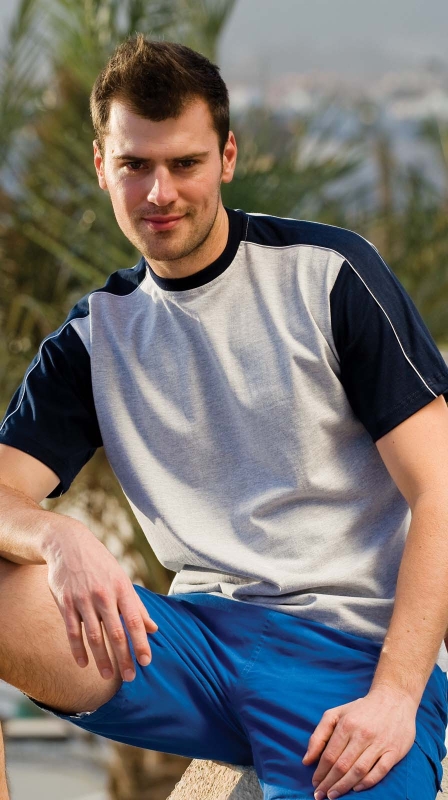 Model w koszulce bawełnianej t-shirt fason VKT-16 korpus w kolorze jasny melanżowy, rękawki i ramiona czarne, biała ozdobna wypustka na ramionach i rękawkach, boczne szwy stabilizujące koszulkę.jpg