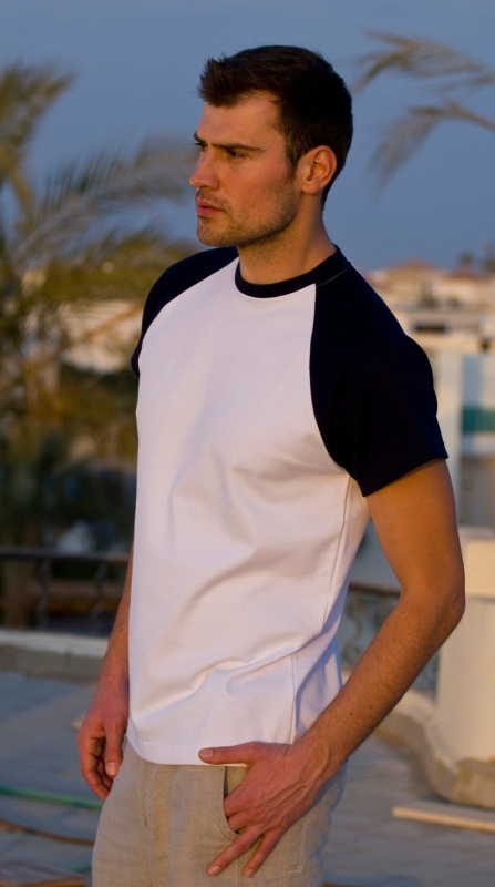 Model w koszulce t-shirt fason VKT-4 białej z granatowymi raglanowymi rękawkami, granatowy ściągacz pod szyją, koszulka bawełniana.jpg