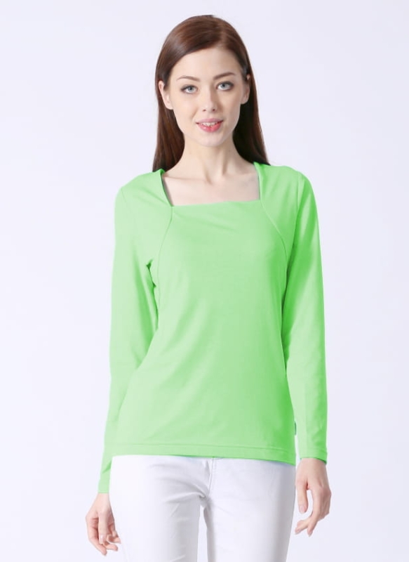 Modelka w bluzce damskiej bawełnianej z długim rękawem w kolorze jasnym zielonym, fason VKDRd-25, dekolt karo, efekt bolerka, delikatnie taliowana, w stylizacji z białymi spodniami.jpg