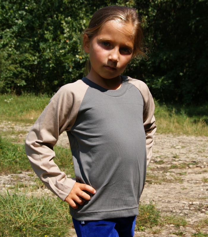 Koszulka dziecięca unisex z długim rękawem w kolorze khaki, rękawy raglanowe beżowe fason  VKDRm-3, bawełniana, fason dla dziewczynki i dla chłopca.jpg