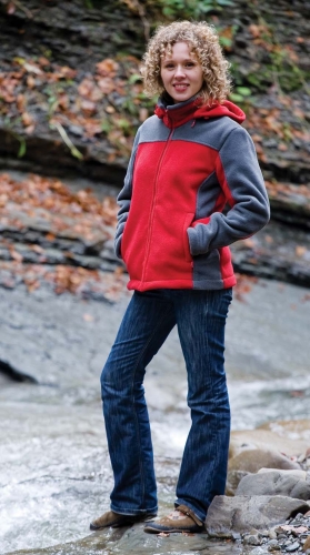 Modelka w polarze fason VPL-10, w krajobrazie górskim, kolor polaru czerwono-szary, szare wstawki po bokach, na karku i rękawach, dopinany kaptur, stójka, polar zapinany na zamek, dwie kieszenie zapinane na zamek.jpg