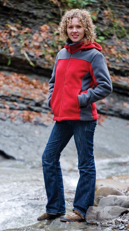 Modelka w polarze fason VPL-10, w krajobrazie górskim, kolor polaru czerwono-szary, szare wstawki po bokach, na karku i rękawach, dopinany kaptur, stójka, polar zapinany na zamek, dwie kieszenie zapinane na zamek.jpg