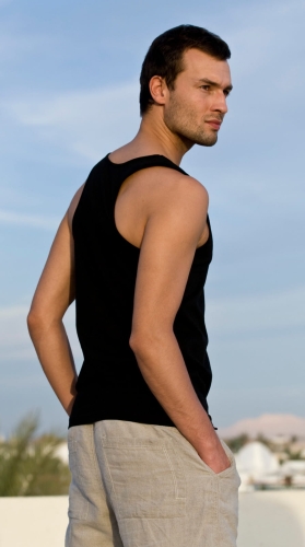 Model w czarnym tank topie bawełnianym, fason VKT-43, koszulka bokserka sportowa.JPG