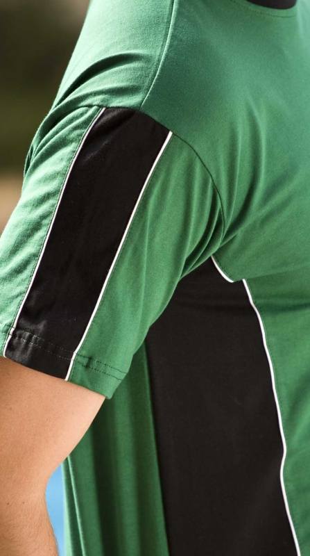 Zbliżenie na koszulkę fason VKT-26 koszulka z krótkim rękawem zielona, zbliżenie na czarne wstawki po bokach i na rękawie, dodatkowa ozdobna biała wypustka, koszulka bawełniana.jpg