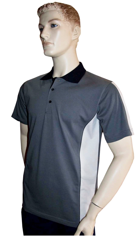 Koszulka polo męska fason VKPm-26 w kolorze khaki, czarny kołnierzyk, po bokach wstawki w kolorze beżowym  z czarną wypustką, na rękawku wstawka w kolorze beżowym i z czarną wypustką, materiał singiel gładki.jpg