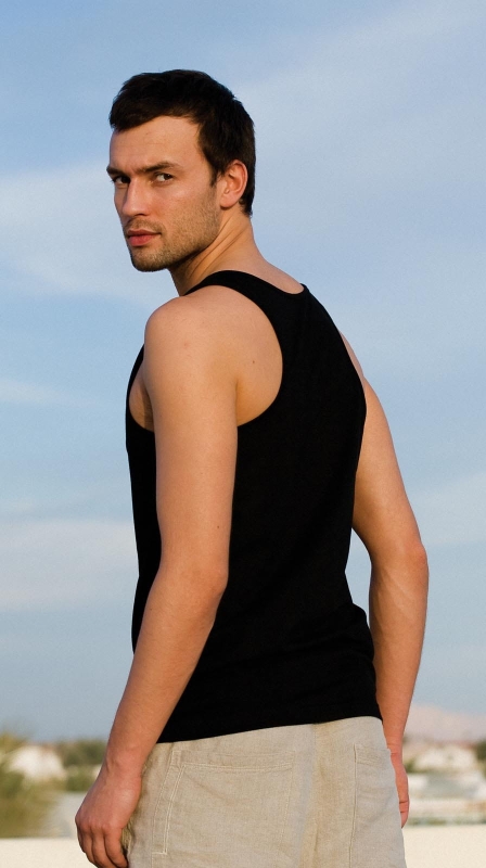Koszulka na ramiączkach męska fason VKT-43 czarna, model w tank topie bawełnianym.jpg
