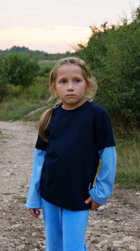 Koszulka dziecięca unisex z długim rękawem granatowo niebieska fason  VKDRm-4, bawełniana, efekt drugiego rękawka, fason dla dziewczynki i dla chłopca.jpg