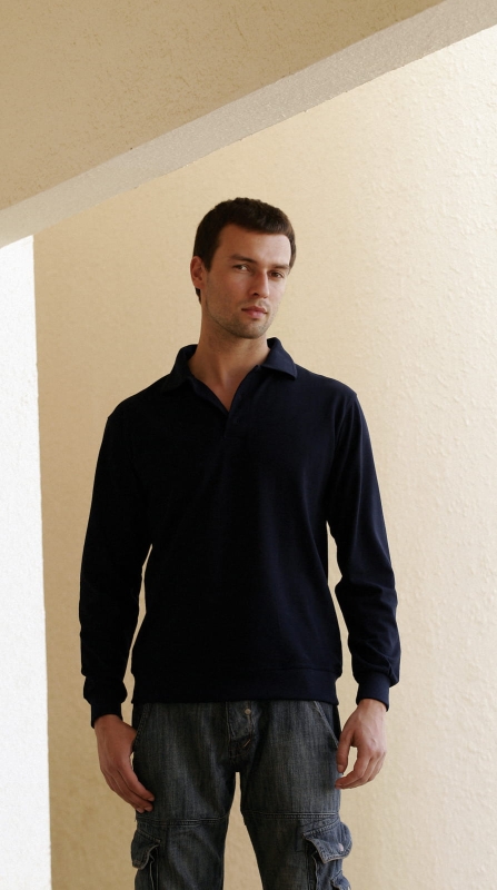 Model w granatowej bawełnianej koszulce polo z długim rękawem, fason VKDRm-2, rękawy zakończone ściągaczem.jpg