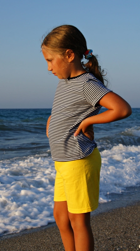 Koszulka dziecięca t-shirt w wąskie paski biało-granatowe, fason unisex, koszulka bawełniana, stylizacja marynistyczna, żeglarska, fason VKT-49.JPG