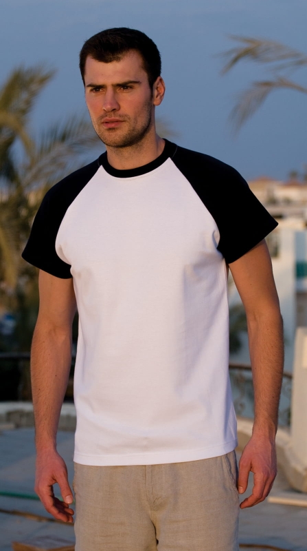 Model w bawełnianej koszulce z krótkim rękawem fason VKT-4 białej z granatowymi raglanowymi rękawkami, granatowy ściągacz pod szyją.jpg