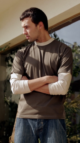 Model w longsleevie męskim bawełnianym, w kolorze khaki, rękawy beżowe, fason VKDRm-4, efekt drugiego rękawa.jpg