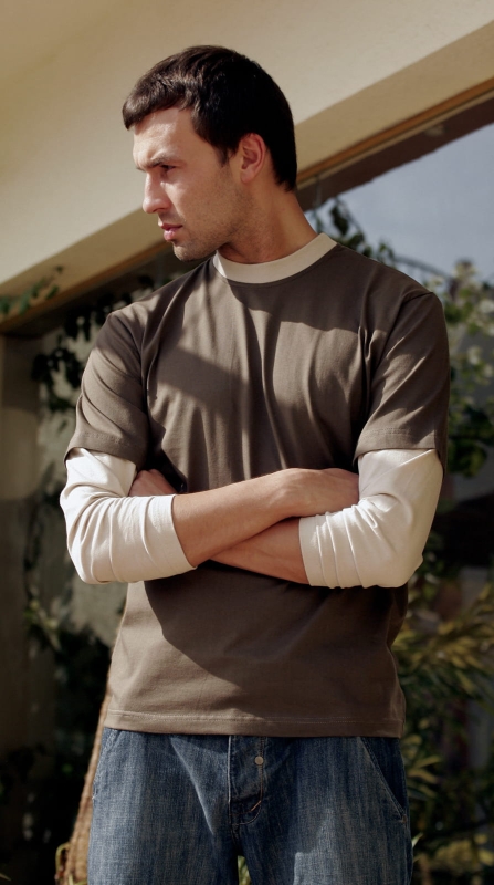 Model w longsleevie męskim bawełnianym, w kolorze khaki, rękawy beżowe, fason VKDRm-4, efekt drugiego rękawa.jpg