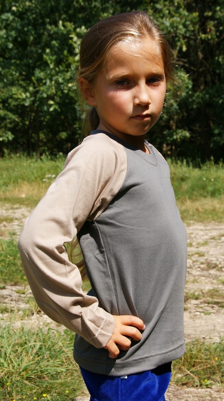 Koszulka dziecięca unisex z długim rękawem fason  VKDRm-3, bawełniana, w kolorze khaki, rękawy raglanowe beżowe,  fason dla dziewczynki i dla chłopca.jpg