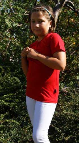 Koszulka dziewczęca bawełniana z krótkim rękawem w kolorze czerwonym, pod szyja lamówka, delikatne ozdobne marszczenie, fason VKD-54, koszulka w stylizacji z białymi leginsami za kolanko.jpg