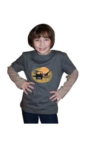 Koszulka dziecięca z długim rękawem bawełniana, w kolorze zielonym khaki, efekt drugiego rękawka w kolorze beżowym, z przodu nadruk Safari - jeep z żyrafą, fason VKDRm-4.jpg