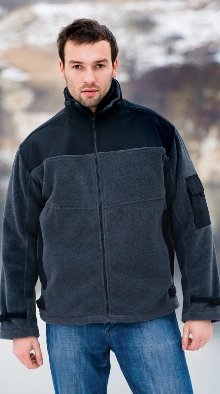 Model w polarze fason VPL-11 Ventus w kolorze ciemny melanż, czarne wstawki z ortalionu na ramionach, stójce, czarna kieszeń na lewym rękawie, główny zamek, dwie kieszenie na zamek, ściągające czarne pasy parciane przy rękawach i po bokach polaru .jpg