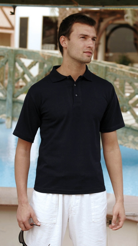 Model w czarnej koszulce polo z krótkim rękawem fason VKPm-1, koszulka zapinana na 3 guziki, bawełniana materiał la costa pique.jpg