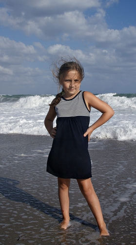 Dziewczynka w bawełnianej sukience letniej na ramiączkach, w stylu żeglarskim, góra w wąskie paski biało-granatowe, dół granatowy, sukienka do kolan, fason VS-2 marka Ventus.JPG