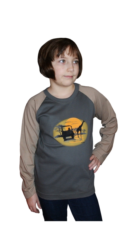 Dziewczyna w koszulce dziecięcej z długim rękawem bawełnianej w kolorze zielonym, rękawy raglanowe w kolorze beżowym, z przodu nadruk Safari - jeep i żyrafa o zachodzie słońca, fason unisex  VKDRm-3 .jpg