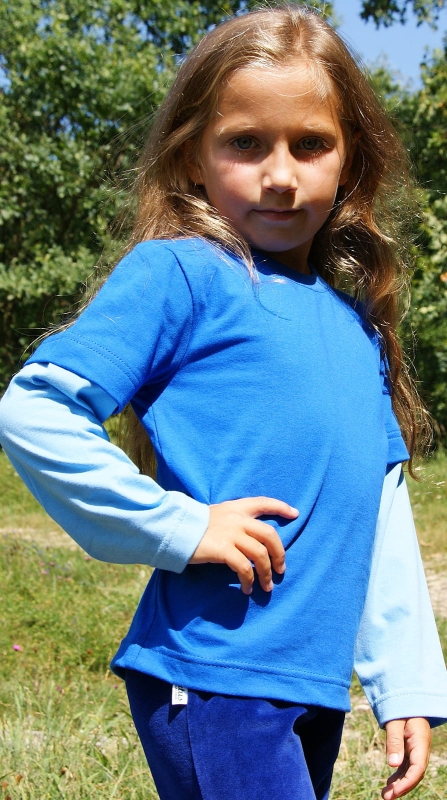 Koszulka dziecięca bawełniana unisex z długim rękawem chabrowo niebieska fason  VKDRm-4, efekt drugiego rękawka, fason dla dziewczynki i dla chłopca.jpg