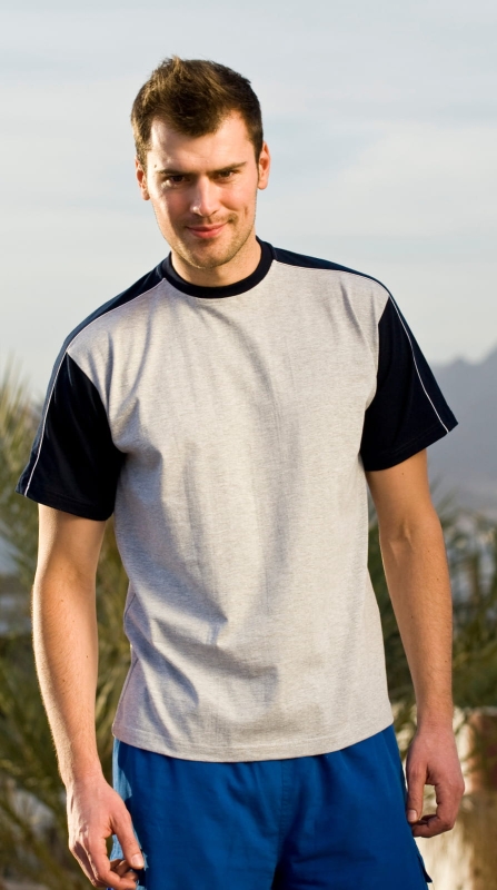 Model w koszulce bawełnianej z krótkim rękawem fason VKT-16 korpus w kolorze jasny melanżowy, rękawki i ramiona granatowe, biała ozdobna wypustka na ramionach i rękawkach, boczne szwy stabilizujące koszulkę.jpg