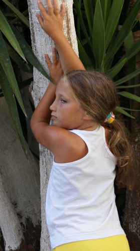 Koszulka dziecięca na ramiączkach biała bawełniana, tank top fason unisex, dla dziewczynek i dla chłopców, fason  VKT-43, w stylizacji do krótkich spodenek, leginsów czy spódniczek.jpg