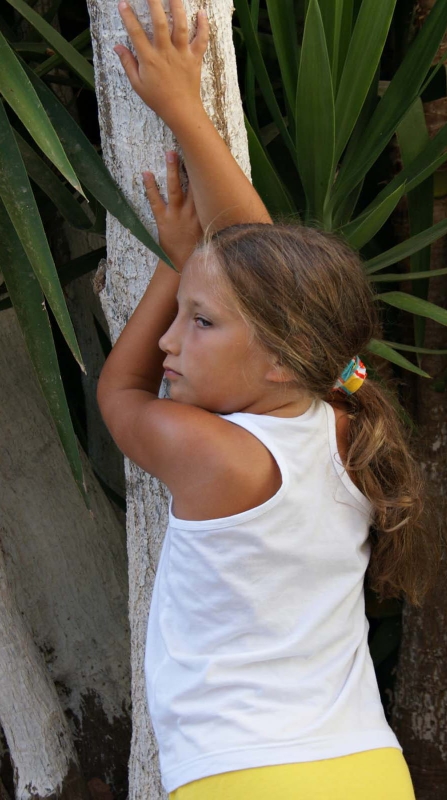 Koszulka dziecięca na ramiączkach biała bawełniana, tank top fason unisex, dla dziewczynek i dla chłopców, fason  VKT-43, w stylizacji do krótkich spodenek, leginsów czy spódniczek.jpg