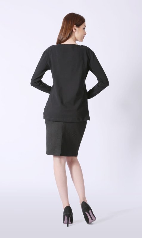 Fason koszulki z długim rękawem czarnej VKDRD-24 pokazany od tyłu na modelce.jpg