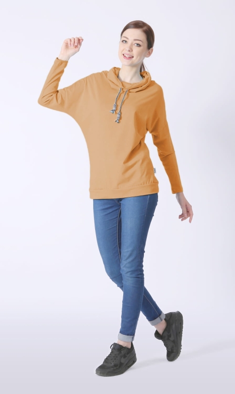 Modelka w koszulce z długim rękawem fason VKDRD-23, w kolorze camel, wyższa stójka z ozdobnym sznurkiem, krój luźny.jpg